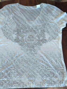 Embellished V-Neck Short Sleeve Tee in Light Gray